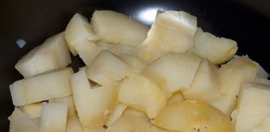 Нарезаем кусочками картофель