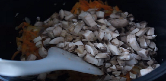 Обжариваем лук, грибы и морковку