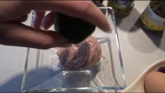 Выкладываем тунца, заправляем лимонным соком