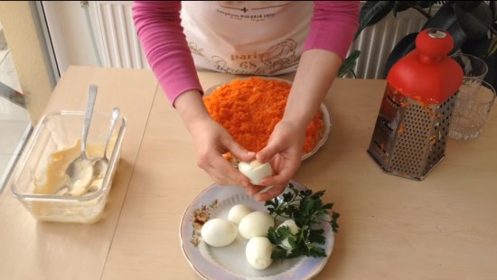 Выкладываем морковь, отделяем белки от желтков