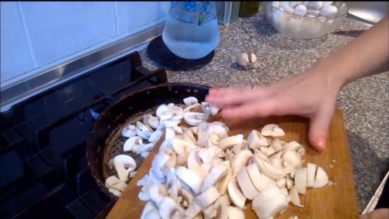Нарезаем и обжариваем грибы
