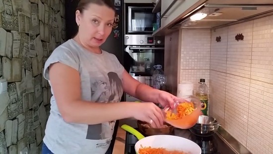 К луку добавляем морковь
