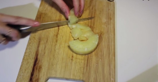 Нарезаем ананасы