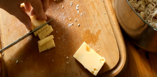 Нарезаем кубиком сыр