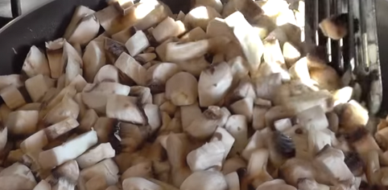 Нарезать грибы кубиком