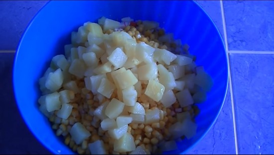 Добавляем кукурузу и ананасы