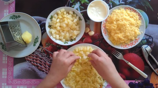 Нарываем картофель ананасами