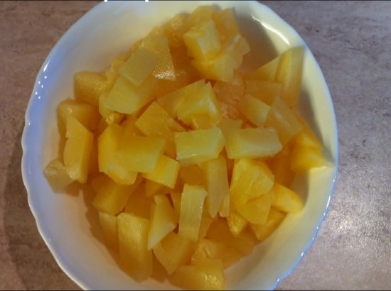 Сливаем сироп из ананасов