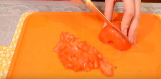 Нарезаем помидоры кубиком