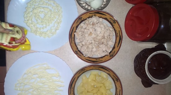 Дно порционных тарелок покрываем слоем майонезом
