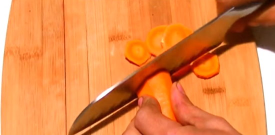 Морковь нарезать кружочками