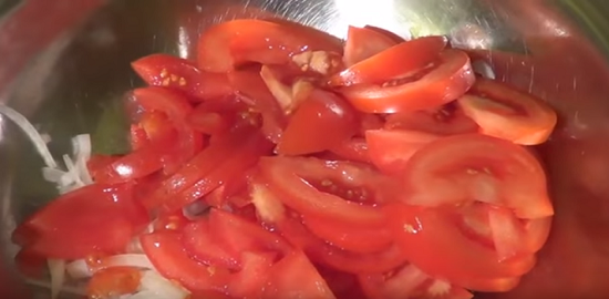 Нарезаем полукольцами помидоры