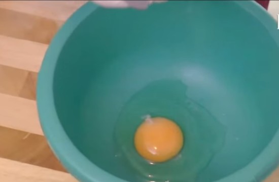 Взбиваем яйца с крохмалом