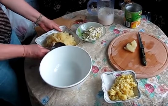 Измельчаем яйца, ананасы и картофель