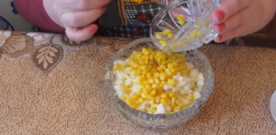 Добавляем кукурузу в салат