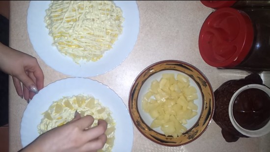 Выкладываем кусочки ананасов