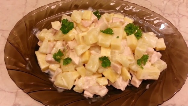 Салат простой с копченой курицей и ананасом рецепт с Салат простой с копченой курицей и ананасом рецепт с