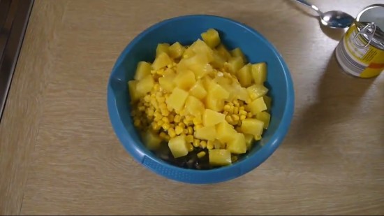 Добавляем ананасы и кукурузу