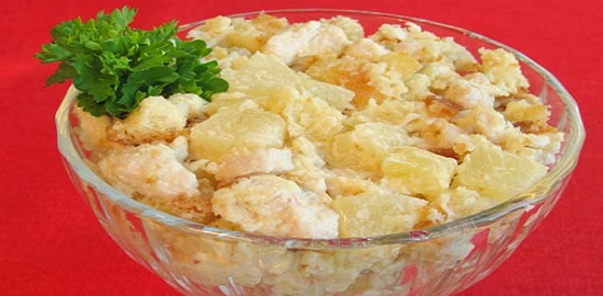 Салат с ананасов сухариками