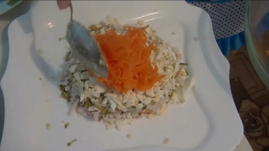 Добавляем яйцо и морковь