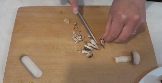 Чистим и нарезаем грибы