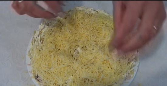 Посыпаем сыром и покрываем слоем майонеза