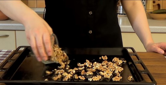 Подсушиваем орехи в духовке