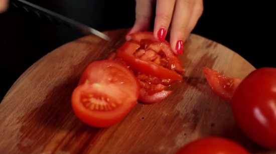 Режем помидоры кусочками