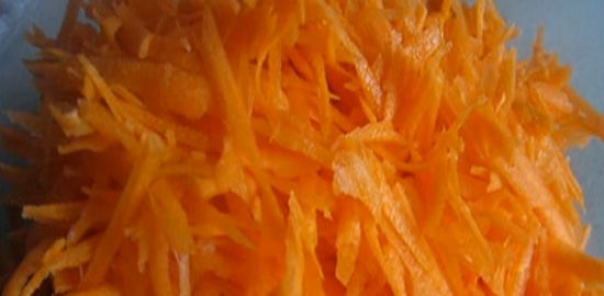 Нарезаем морковь соломкой