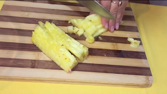 Нарезаем свежий ананас