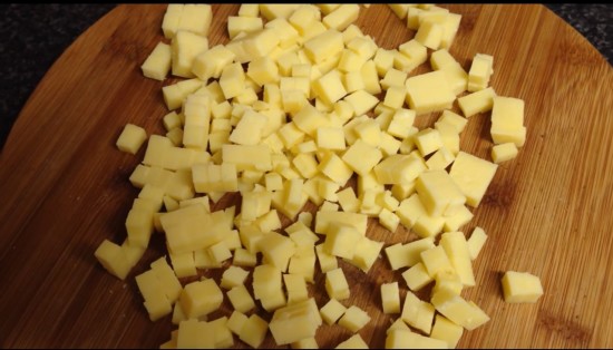 Кубиками нарезаем сыр