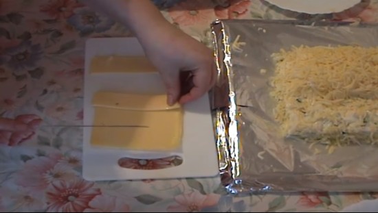 Нарезаем пластинку сыра