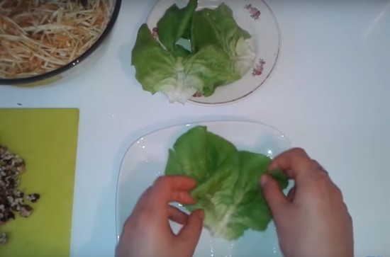 Застилаем дно тарелки листьями салата