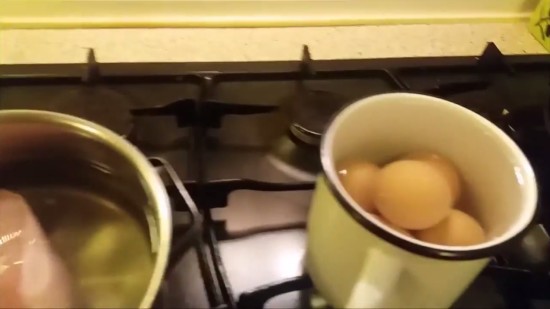Отвариваем филе и яйца