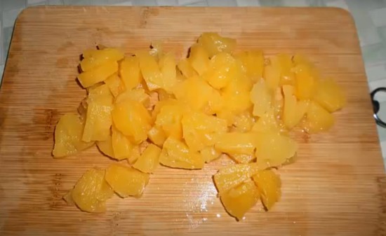 Измельчаем ананасы