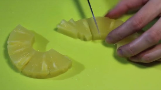 Нарезаем ананасы