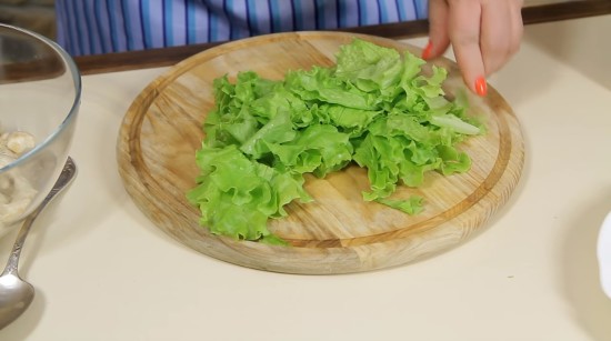 Нарезаем листья салата