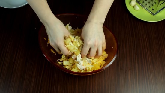 Перемешиваем салат руками