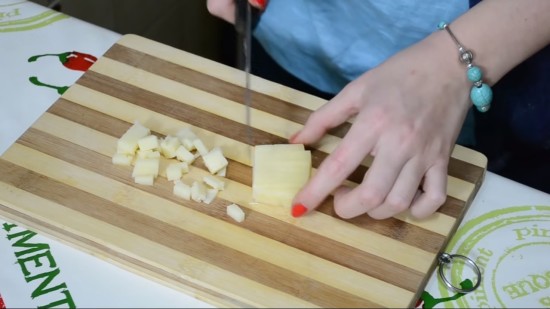 Кубиками режем сыр