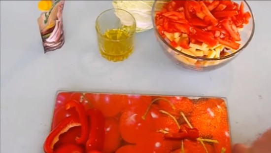 Нарезаем перец и помидоры