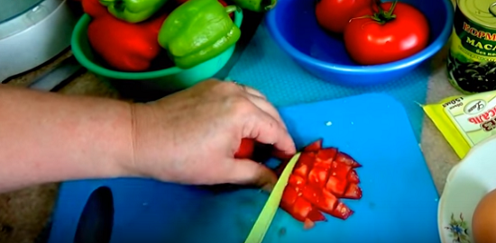 Нарезаем кубиком помидоры