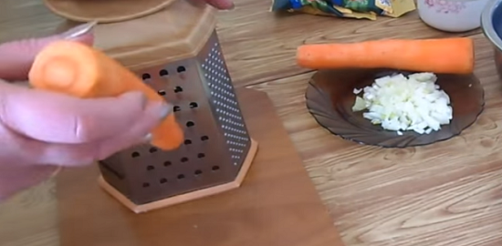Натираем морковку