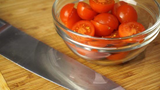 Разрезаем помидоры черри пополам