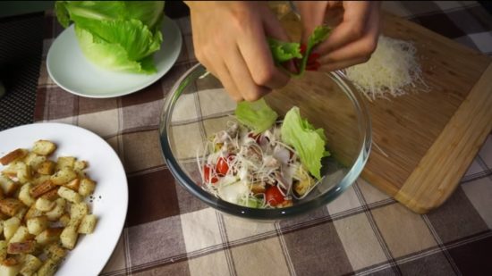 Выкладываем салат слоями