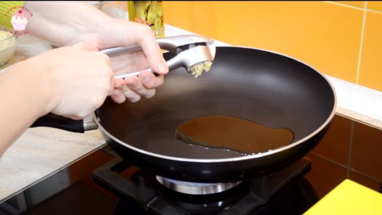 На разогретую сковороду с маслом добавляем чеснок