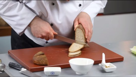 Нарезаем хлеб тонкими ломтиками