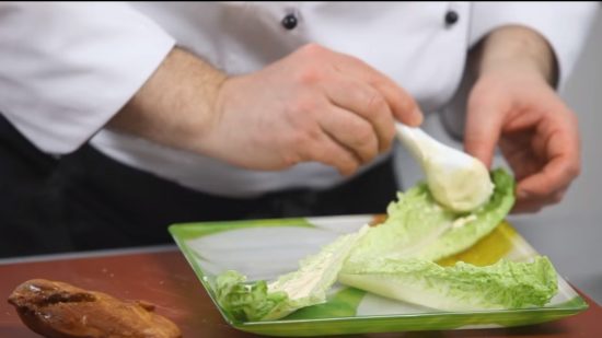 Смазываем листья салата соусом