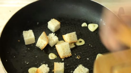Обжариваем хлеб с оливковым маслом и чесноком