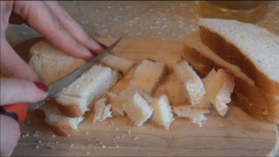 Нарезаем хлеб кубиками