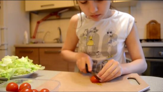 Разрезаем помидоры на четыре части